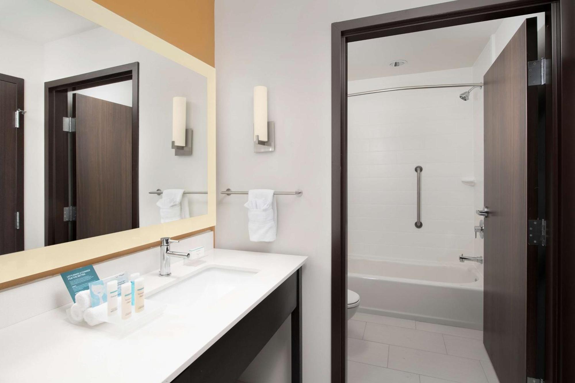 Homewood Suites By Hilton Kansas City Speedway Εξωτερικό φωτογραφία